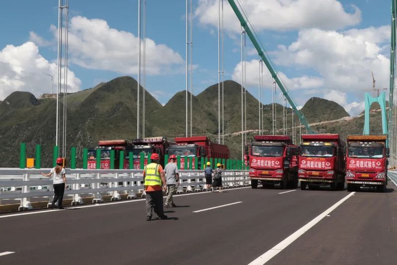 荷载试验车在花江峡谷大桥上进行静载试验-FZ10021058702.jpg