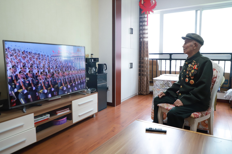 抗战老兵邵宝林观看“九三”阅兵仪式-FZ10021109175.jpg