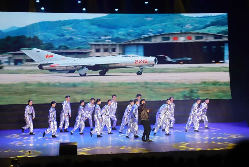 三线文化思政课《永远光辉》开演 _重温峥-FZ10021110160.jpg