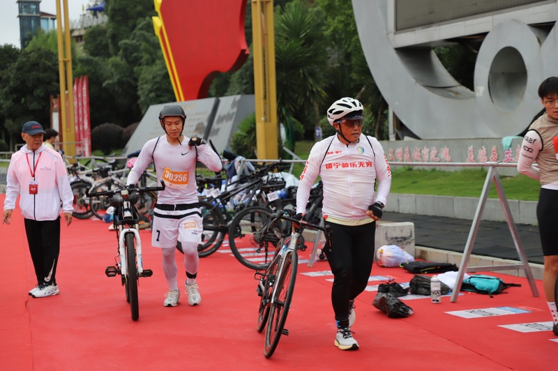选手迅速切换至自行车-FZ10021258549.JPG