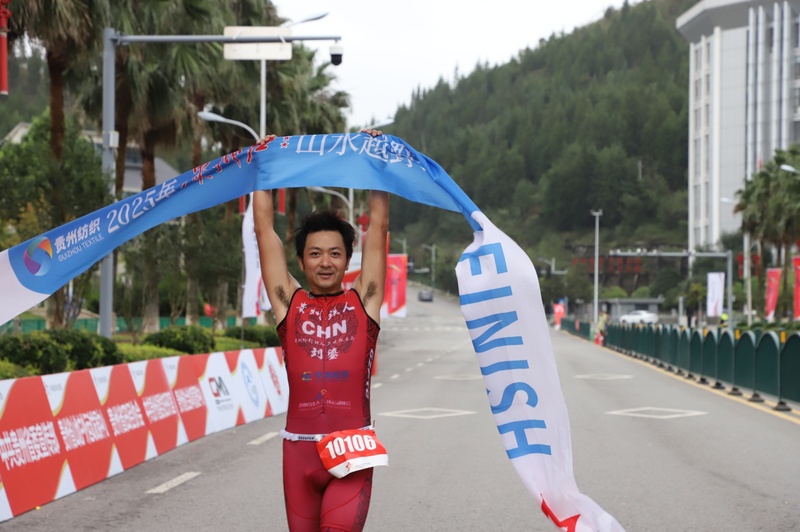 划骑跑三项全程男子精英组冠军刘鎏冲过终点-FZ10021258583.JPG