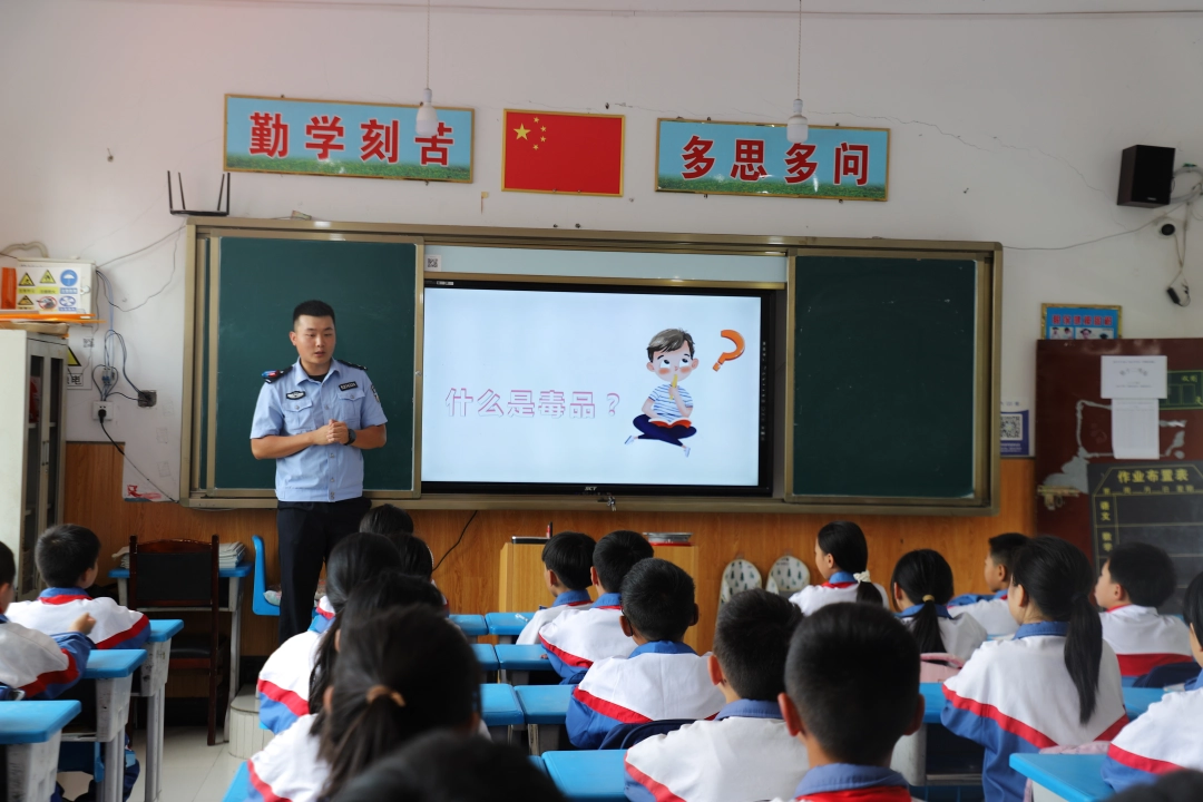 法治进校园.jpg