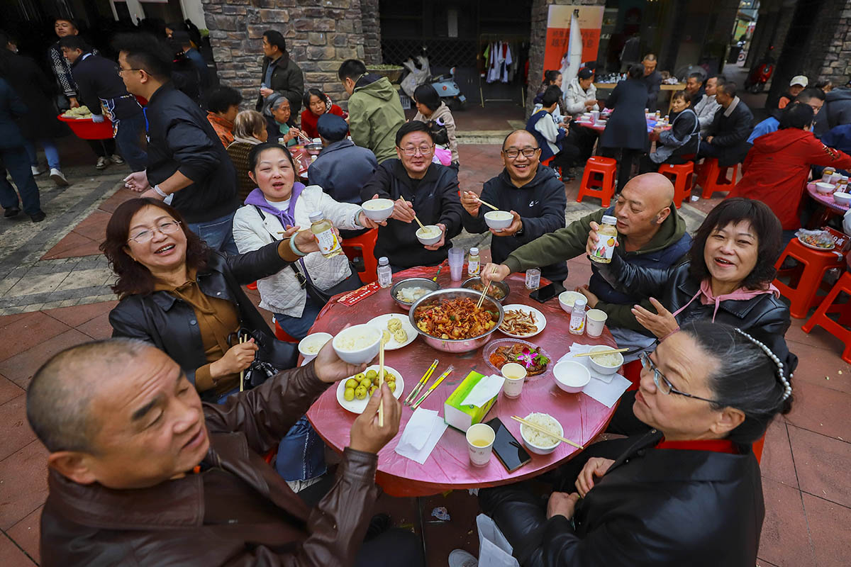 10月26日，西秀区新安街道家喻社区举行“情暖中秋 爱在重阳”长桌宴活动，社区3000余位居民齐聚一堂，喜迎重阳节。（安顺市融媒体中心记者 卢维 摄）