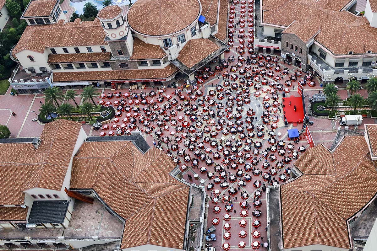 10月26日，西秀区新安街道家喻社区举行“情暖中秋 爱在重阳”长桌宴活动，社区3000余位居民齐聚一堂，喜迎重阳节。（安顺市融媒体中心记者 卢维 摄）