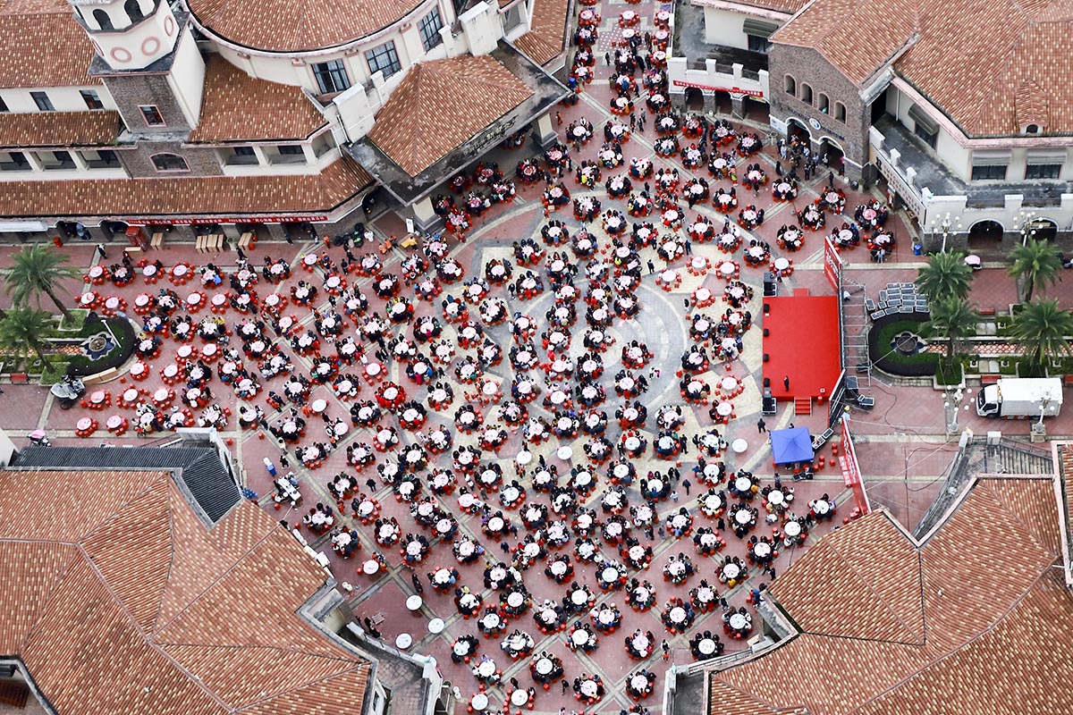 10月26日，西秀区新安街道家喻社区举行“情暖中秋 爱在重阳”长桌宴活动，社区3000余位居民齐聚一堂，喜迎重阳节。（安顺市融媒体中心记者 卢维 摄）