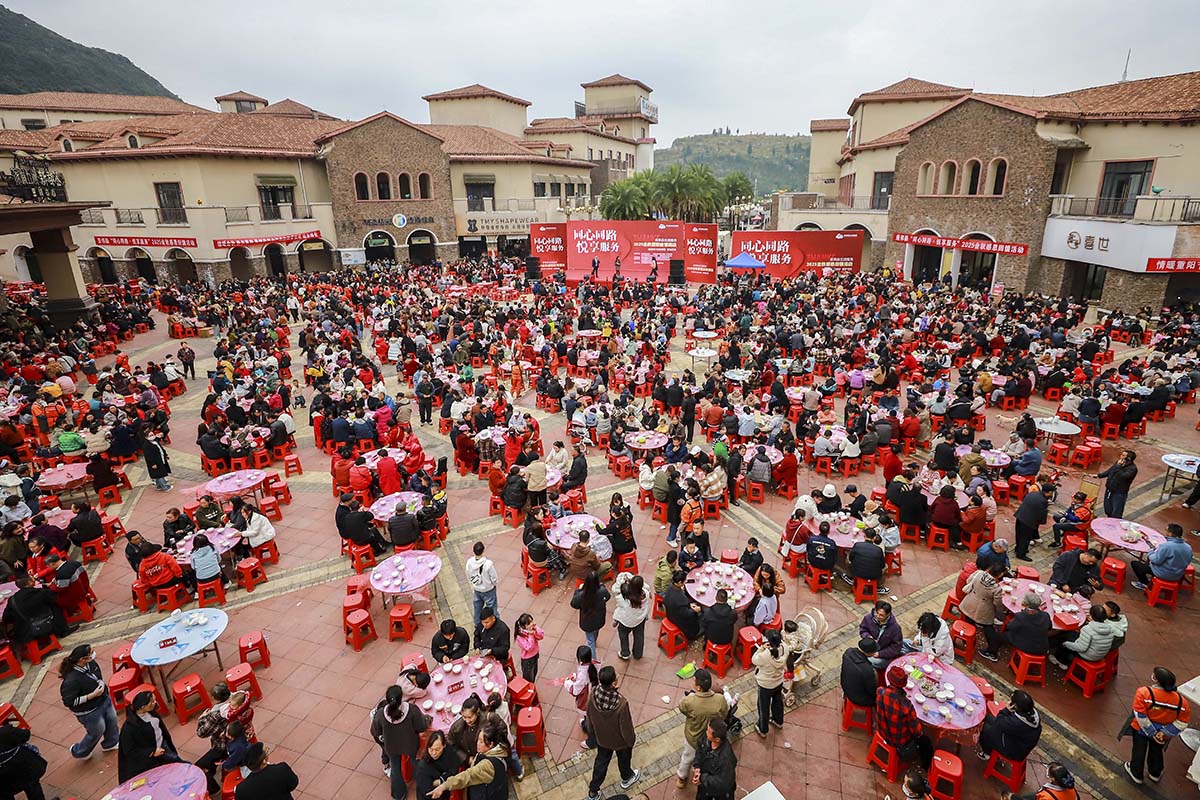 10月26日，西秀区新安街道家喻社区举行“情暖中秋 爱在重阳”长桌宴活动，社区3000余位居民齐聚一堂，喜迎重阳节。（安顺市融媒体中心记者 卢维 摄）